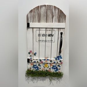 Super cute garden gate wall decor!